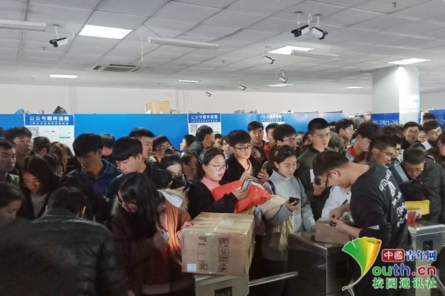 Chơi lớn như sinh viên Trung Quốc: Cả trường đua nhau mua đồ giảm giá, ship về chất đống, chẳng biết của ai mà nhận - Ảnh 6.