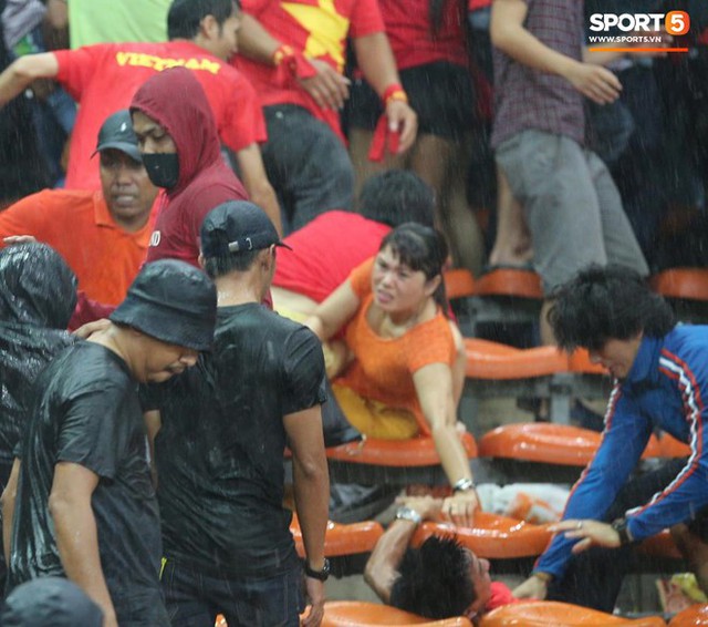 Đêm kinh hoàng: CĐV Malaysia đánh CĐV Việt Nam đổ máu ở AFF Cup 2014 - Ảnh 11.