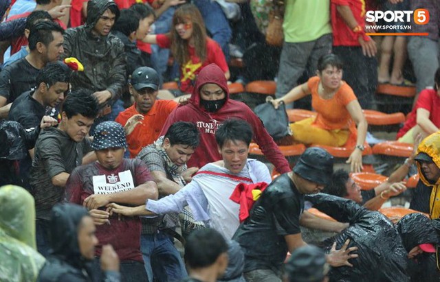 Đêm kinh hoàng: CĐV Malaysia đánh CĐV Việt Nam đổ máu ở AFF Cup 2014 - Ảnh 3.