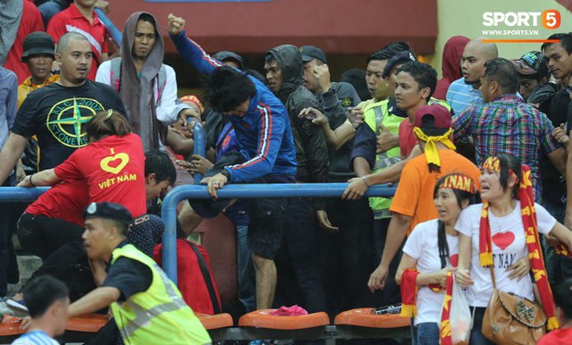 Đêm kinh hoàng: CĐV Malaysia đánh CĐV Việt Nam đổ máu ở AFF Cup 2014 - Ảnh 4.
