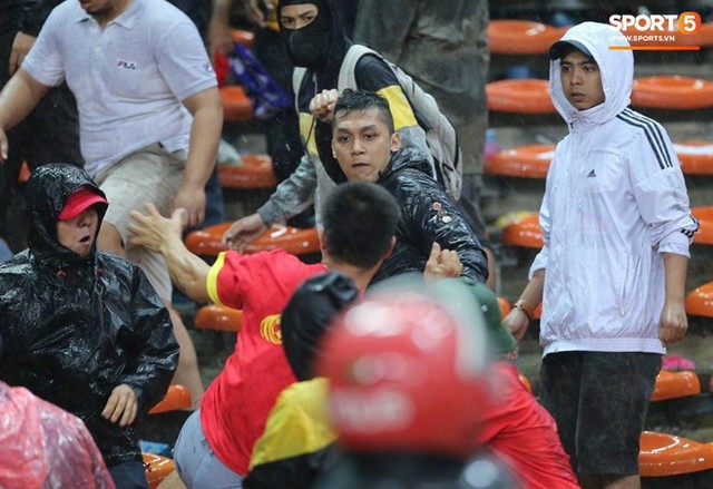 Đêm kinh hoàng: CĐV Malaysia đánh CĐV Việt Nam đổ máu ở AFF Cup 2014 - Ảnh 6.