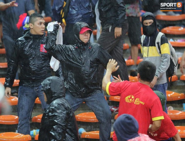 Đêm kinh hoàng: CĐV Malaysia đánh CĐV Việt Nam đổ máu ở AFF Cup 2014 - Ảnh 8.