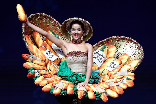 Báo Mỹ chỉ đích danh bộ Bánh mì của HHen Niê là một trong những trang phục dị nhất Miss Universe 2018 - Ảnh 2.