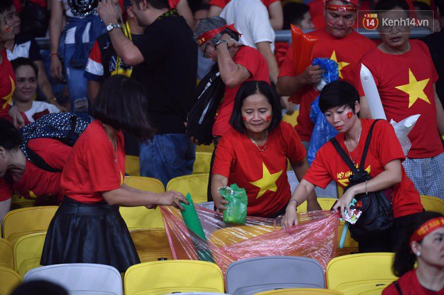 Hình ảnh đẹp: CĐV Việt Nam nán lại SVĐ Bukit Jalil ở Malaysia để dọn rác sau trận chung kết lượt đi của ĐT nước nhà - Ảnh 3.