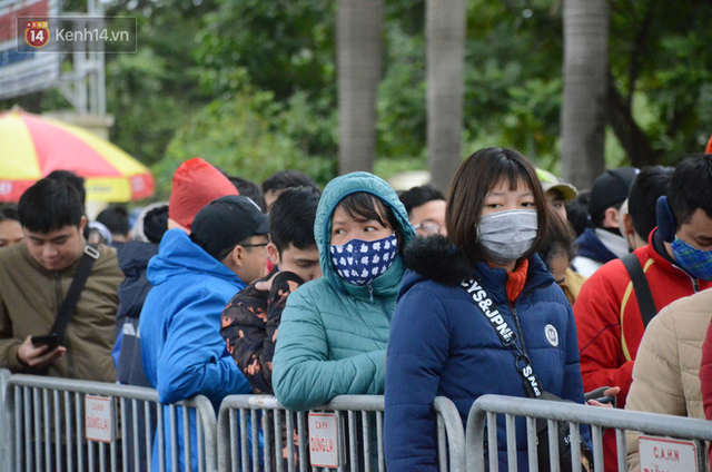 Hàng ngàn người xếp hàng dưới cái lạnh 13 độ để chờ nhận vé xem chung kết của đội tuyển Việt Nam - Ảnh 1.