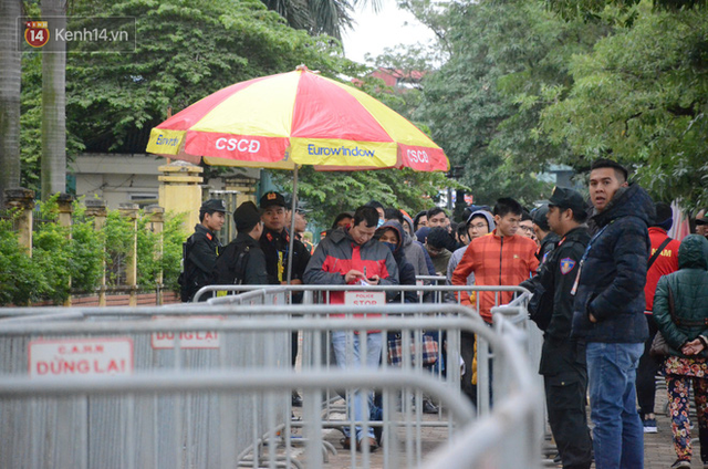 Hàng ngàn người xếp hàng dưới cái lạnh 13 độ để chờ nhận vé xem chung kết của đội tuyển Việt Nam - Ảnh 11.