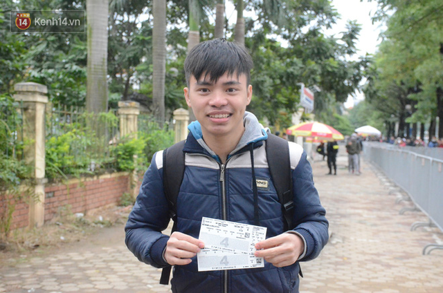 Hàng ngàn người xếp hàng dưới cái lạnh 13 độ để chờ nhận vé xem chung kết của đội tuyển Việt Nam - Ảnh 13.