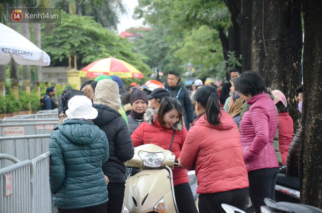 Hàng ngàn người xếp hàng dưới cái lạnh 13 độ để chờ nhận vé xem chung kết của đội tuyển Việt Nam - Ảnh 14.