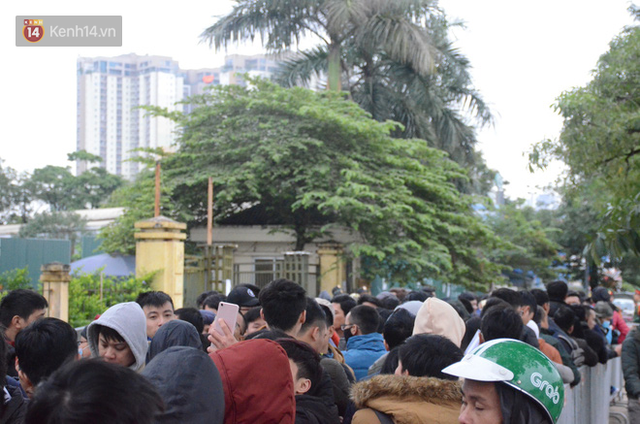 Hàng ngàn người xếp hàng dưới cái lạnh 13 độ để chờ nhận vé xem chung kết của đội tuyển Việt Nam - Ảnh 15.
