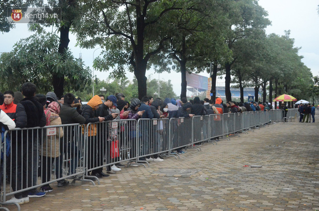 Hàng ngàn người xếp hàng dưới cái lạnh 13 độ để chờ nhận vé xem chung kết của đội tuyển Việt Nam - Ảnh 3.