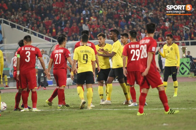 Khó tin: Liên tục triệt hạ cầu thủ Việt Nam, đội tuyển Malaysia vẫn nhận giải fair-play - Ảnh 1.