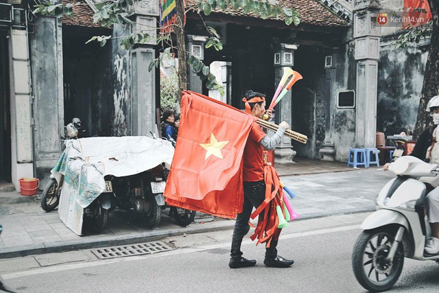 Một Hà Nội vui như Tết trong ngày đón chờ trận chung kết lịch sử: Phố phường rộn ràng tiếng nhạc, cờ hoa phủ mọi nẻo đường - Ảnh 11.