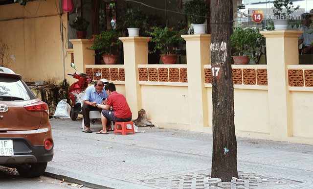 Lớp học đáng yêu trên vỉa hè: Một bác bảo vệ vừa giữ xe vừa dạy chữ cho cậu nhóc bán hàng rong ở Sài Gòn - Ảnh 14.