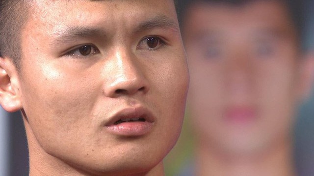 Vài giờ đồng hồ trước chung kết AFF Cup, cầu thủ ĐT Việt Nam gây xúc động với cuộc gặp gỡ cậu bé ung thư - Ảnh 4.