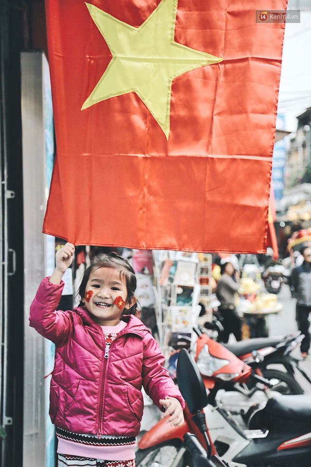Một Hà Nội vui như Tết trong ngày đón chờ trận chung kết lịch sử: Phố phường rộn ràng tiếng nhạc, cờ hoa phủ mọi nẻo đường - Ảnh 4.
