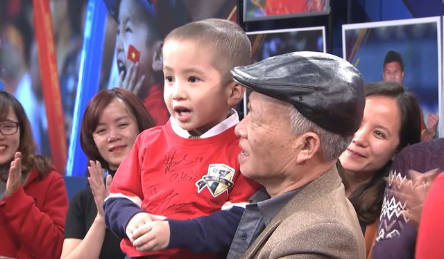 Vài giờ đồng hồ trước chung kết AFF Cup, cầu thủ ĐT Việt Nam gây xúc động với cuộc gặp gỡ cậu bé ung thư - Ảnh 6.