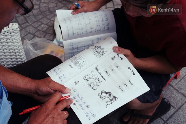 Lớp học đáng yêu trên vỉa hè: Một bác bảo vệ vừa giữ xe vừa dạy chữ cho cậu nhóc bán hàng rong ở Sài Gòn - Ảnh 7.