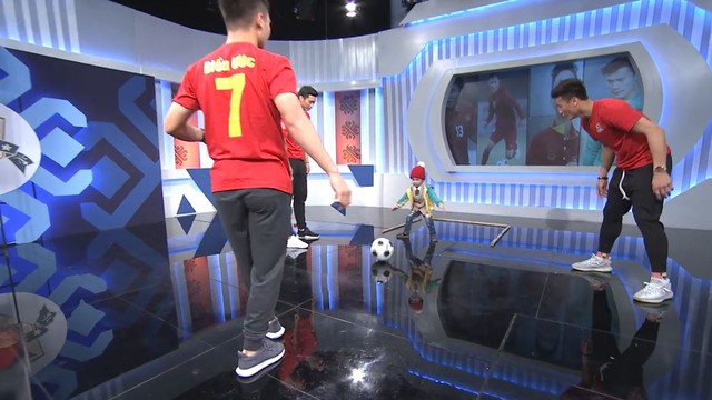 Vài giờ đồng hồ trước chung kết AFF Cup, cầu thủ ĐT Việt Nam gây xúc động với cuộc gặp gỡ cậu bé ung thư - Ảnh 7.