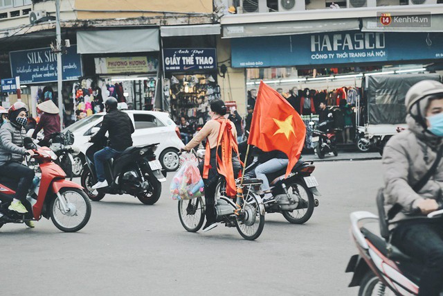Một Hà Nội vui như Tết trong ngày đón chờ trận chung kết lịch sử: Phố phường rộn ràng tiếng nhạc, cờ hoa phủ mọi nẻo đường - Ảnh 7.