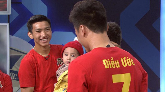 Vài giờ đồng hồ trước chung kết AFF Cup, cầu thủ ĐT Việt Nam gây xúc động với cuộc gặp gỡ cậu bé ung thư - Ảnh 9.