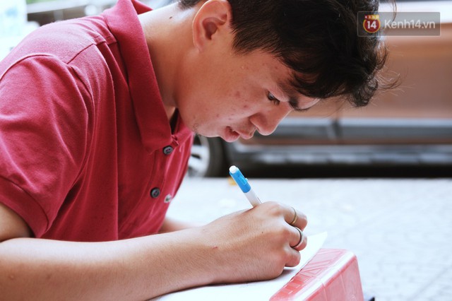 Lớp học đáng yêu trên vỉa hè: Một bác bảo vệ vừa giữ xe vừa dạy chữ cho cậu nhóc bán hàng rong ở Sài Gòn - Ảnh 11.