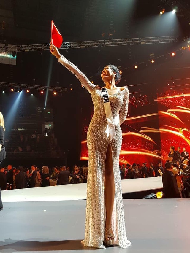HHen Niê hạnh phúc cầm cao cờ Tổ quốc trên sân khấu chung kết Miss Universe 2018 - Ảnh 2.