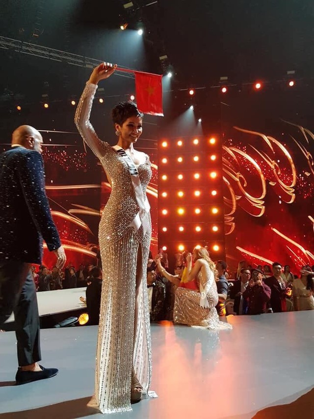 HHen Niê hạnh phúc cầm cao cờ Tổ quốc trên sân khấu chung kết Miss Universe 2018 - Ảnh 3.