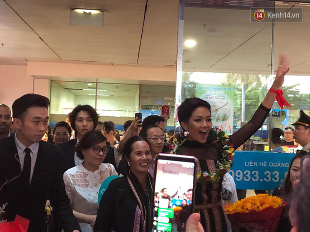 Kiêu hãnh trên đất khách, HHen Niê bật khóc tại sân bay Việt Nam sau thành tích lịch sử Top 5 Miss Universe 2018 - Ảnh 1.