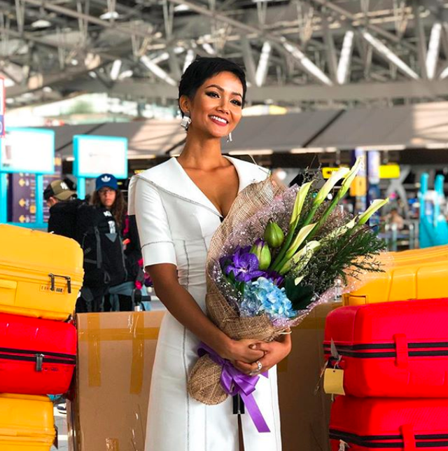 Kiêu hãnh trên đất khách, HHen Niê bật khóc tại sân bay Việt Nam sau thành tích lịch sử Top 5 Miss Universe 2018 - Ảnh 4. Kiêu hãnh trên đất khách, HHen Niê bật khóc tại sân bay Việt Nam sau thành tích lịch sử Top 5 Miss Universe 2018 - Ảnh 4.