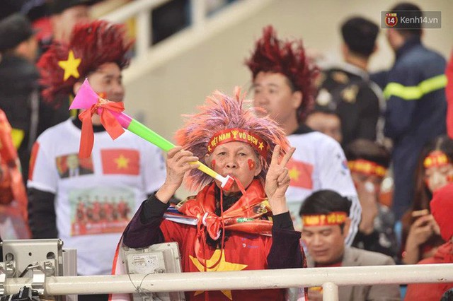 CĐV Việt Nam kêu gọi cấm kèn vuvuzela, trả lại bầu không khí trong sạch cho sân Mỹ Đình, đồng thời học hỏi cách cổ vũ chuyên nghiệp của Malaysia - Ảnh 10.