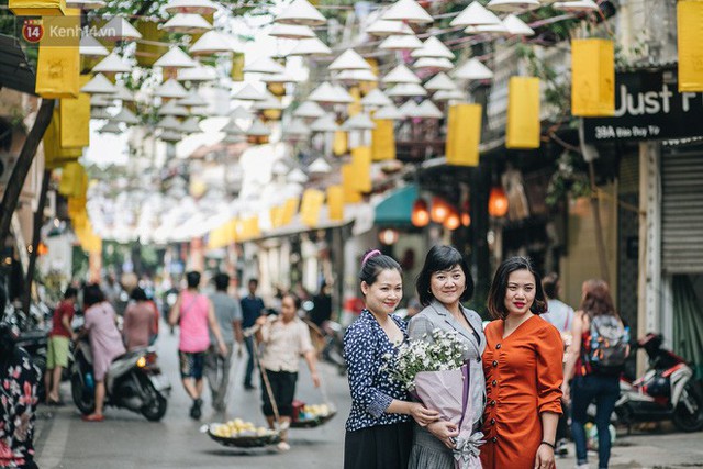 Sau con đường ô lãng mạn, Hà Nội xuất hiện Hội An thu nhỏ với 1.000 chiếc nón lá trên cao - Ảnh 9.