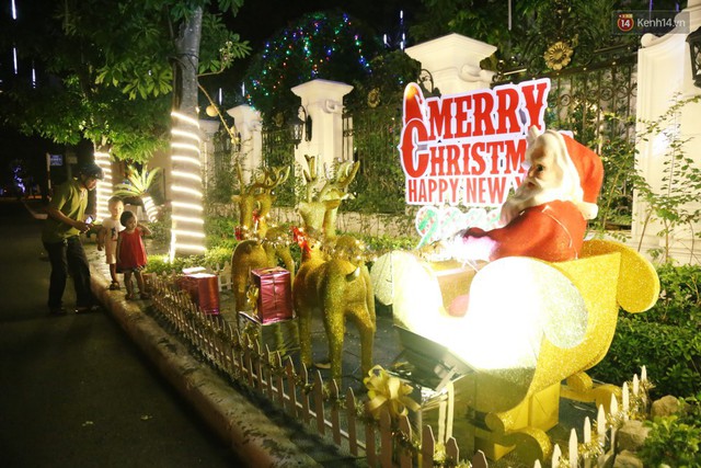 Những biệt thự triệu đô ở phố nhà giàu Sài Gòn được trang hoàng lộng lẫy như cung điện để đón Noel - Ảnh 14.