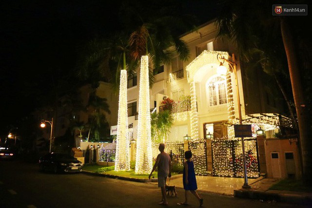 Những biệt thự triệu đô ở phố nhà giàu Sài Gòn được trang hoàng lộng lẫy như cung điện để đón Noel - Ảnh 23.