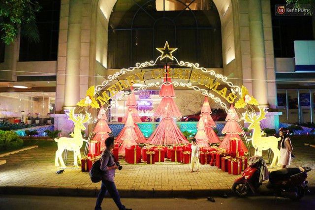 Những biệt thự triệu đô ở phố nhà giàu Sài Gòn được trang hoàng lộng lẫy như cung điện để đón Noel - Ảnh 25.