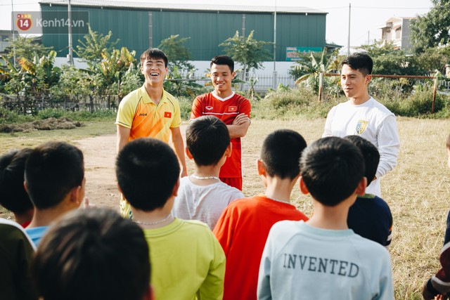 Đỗ Duy Mạnh: Chuyện cậu bé nhặt bóng 10 năm trước và người hùng sau vô địch AFF Cup 2018 - Ảnh 1.