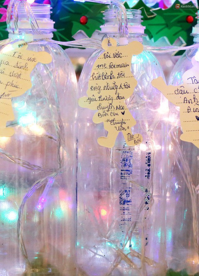 Những điều ước giản đơn trên cây thông Noel làm bằng vỏ chai nhựa ở Sài Gòn: Con ước ba mẹ sẽ không cãi nhau nữa... - Ảnh 11.