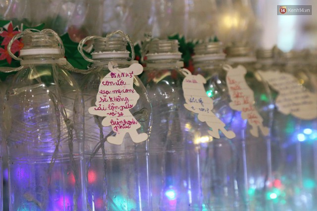 Những điều ước giản đơn trên cây thông Noel làm bằng vỏ chai nhựa ở Sài Gòn: Con ước ba mẹ sẽ không cãi nhau nữa... - Ảnh 14.