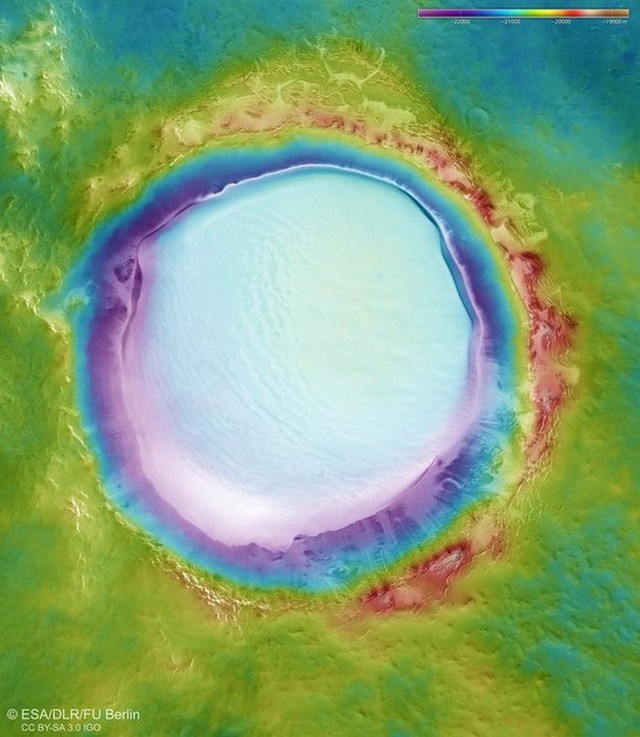 Mời bạn ngắm nhìn hố thiên thạch Sao Hỏa sâu 2 km, đường kính 81,4 km, chứa đầy băng không bao giờ tan - Ảnh 1.