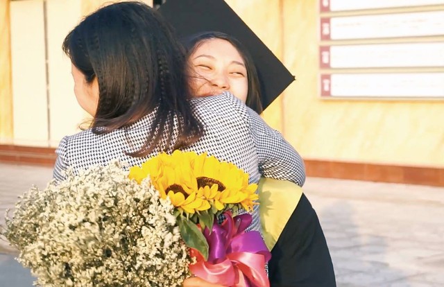 Cô gái ung thư 22 tuổi từng diễn vai về chính cuộc đời mình bật khóc ngày nhận bằng tốt nghiệp: Ước mơ của mình đã thành hiện thực rồi - Ảnh 4.
