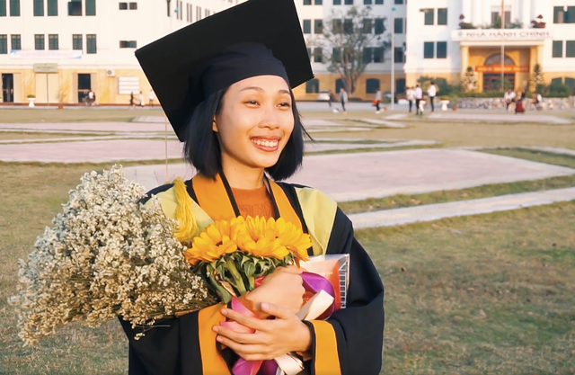 Cô gái ung thư 22 tuổi từng diễn vai về chính cuộc đời mình bật khóc ngày nhận bằng tốt nghiệp: Ước mơ của mình đã thành hiện thực rồi - Ảnh 9.