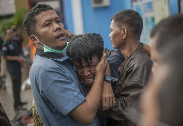 Indonesia một ngày chìm trong đau thương và nước mắt: Người dân đau đáu đi tìm người thân thích - Ảnh 2.