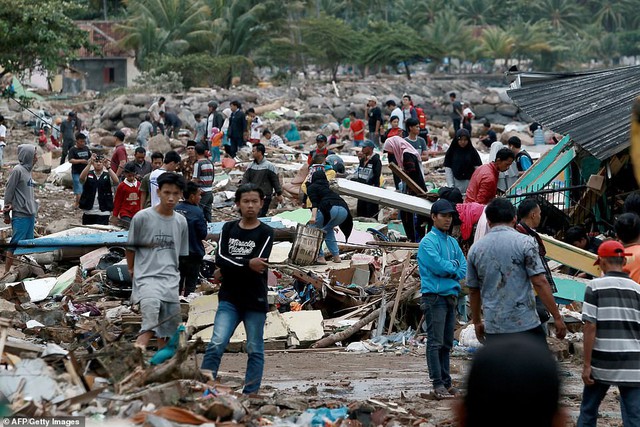 Indonesia một ngày chìm trong đau thương và nước mắt: Người dân đau đáu đi tìm người thân thích - Ảnh 11.