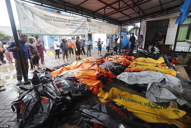 Indonesia một ngày chìm trong đau thương và nước mắt: Người dân đau đáu đi tìm người thân thích - Ảnh 14.