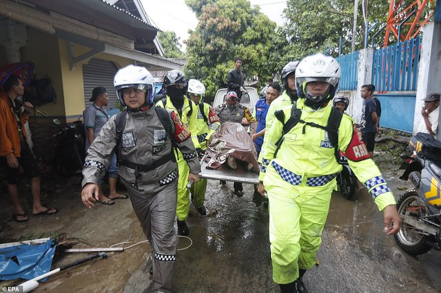 Indonesia một ngày chìm trong đau thương và nước mắt: Người dân đau đáu đi tìm người thân thích - Ảnh 15.