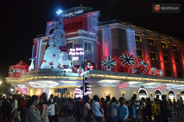 Tranh thủ cuối tuần, người Sài Gòn và Hà Nội ùn ùn đổ lên trung tâm để vui chơi trước thềm Giáng sinh - Ảnh 20.