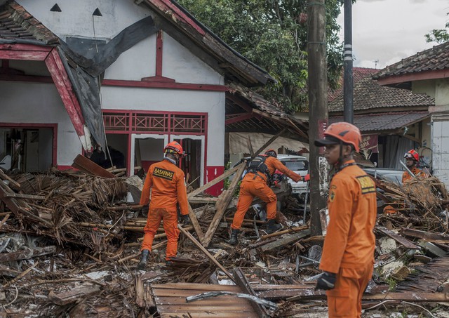 Indonesia một ngày chìm trong đau thương và nước mắt: Người dân đau đáu đi tìm người thân thích - Ảnh 6.