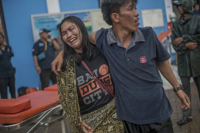 Indonesia một ngày chìm trong đau thương và nước mắt: Người dân đau đáu đi tìm người thân thích - Ảnh 8.