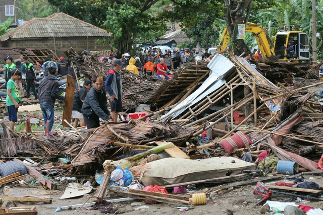 Indonesia một ngày chìm trong đau thương và nước mắt: Người dân đau đáu đi tìm người thân thích - Ảnh 10.