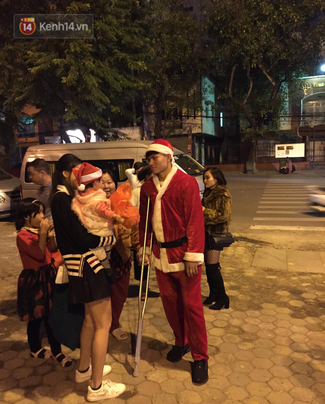 Hình ảnh cầu thủ Xuân Mạnh chống nạng tặng quà Noel cho những số phận khó khăn trên phố Hà Nội khiến nhiều người ấm lòng - Ảnh 1.