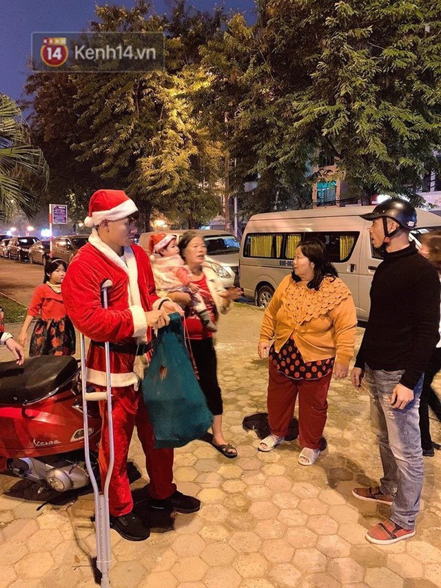 Hình ảnh cầu thủ Xuân Mạnh chống nạng tặng quà Noel cho những số phận khó khăn trên phố Hà Nội khiến nhiều người ấm lòng - Ảnh 2.